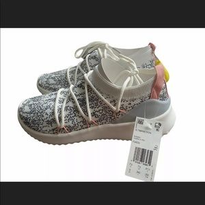 Women’s Adidas Ultimamotion Running Shoes US-9 NWT